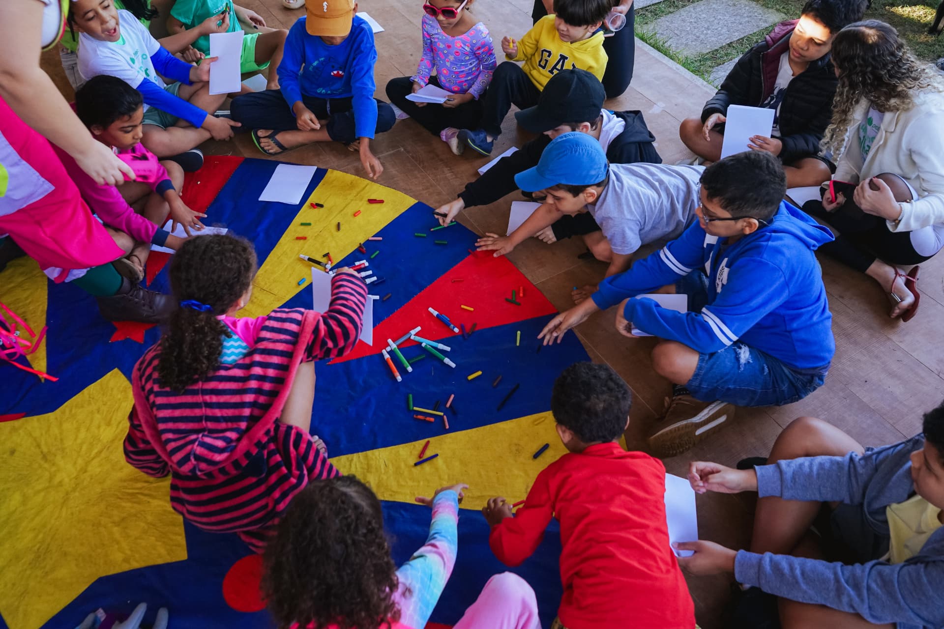 Educadora e crianças estudando juntas em um projeto social