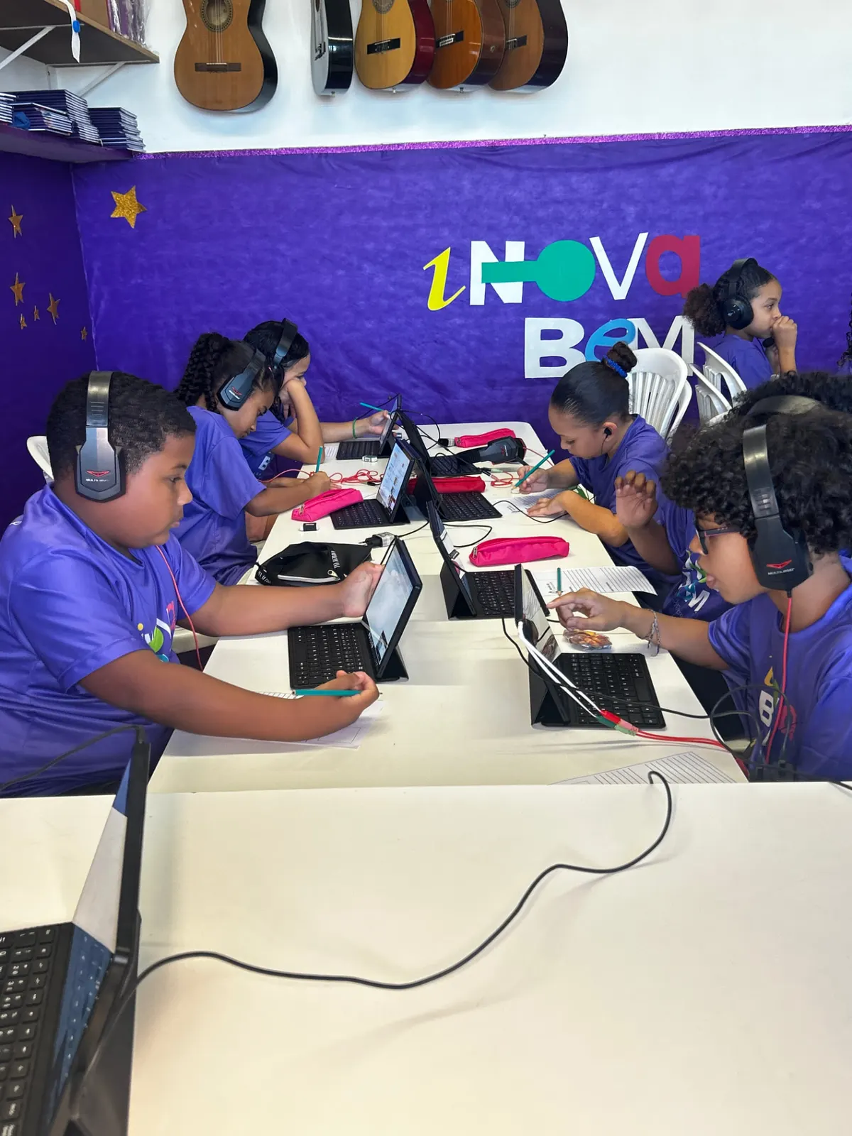 Alunos do Inova Bem em aula com tablets