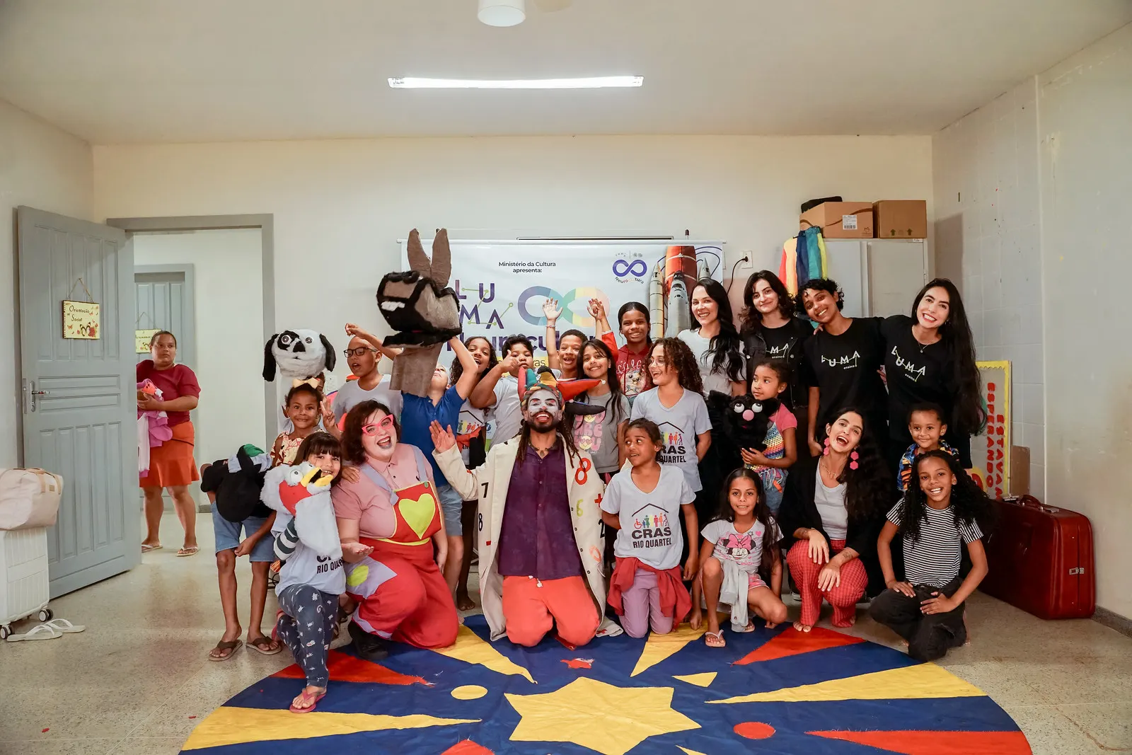 Foto coletiva da equipe LUMA com crianças ao final de uma edição do Neurocultura