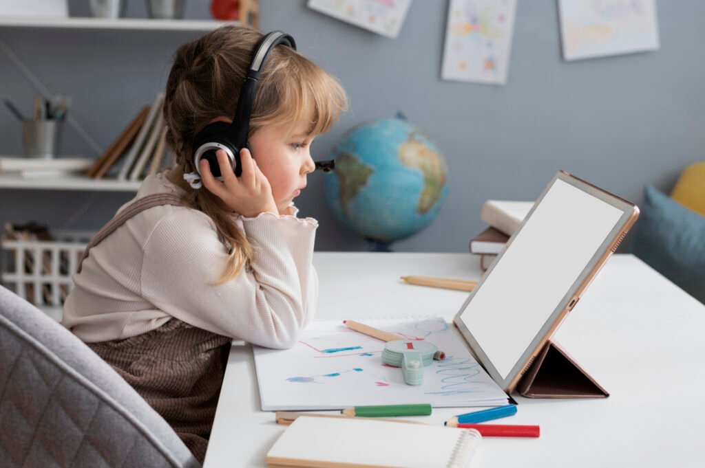 Foto de uma criança tendo aula de inglês na educação infantil