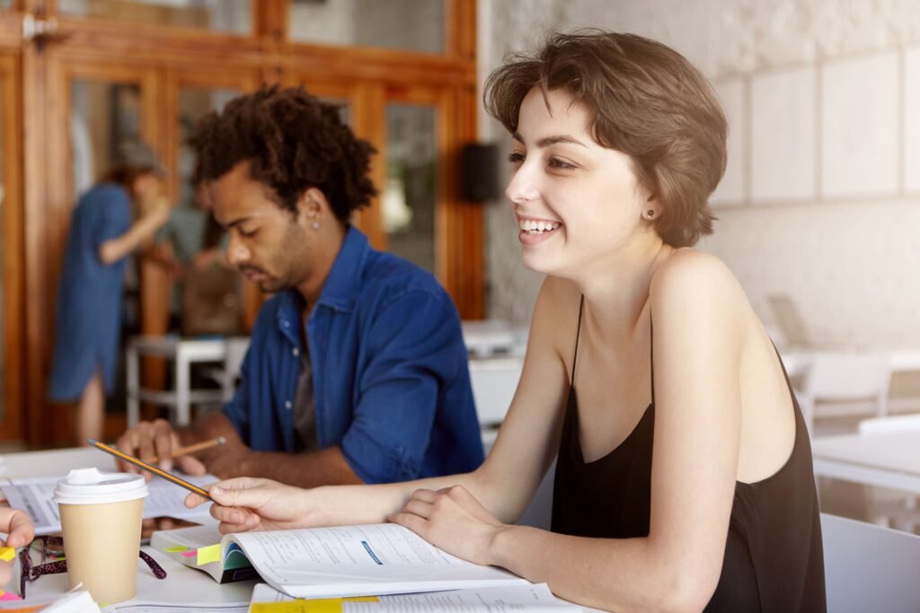 Foto de dois estudantes, simulando uma educação continuada