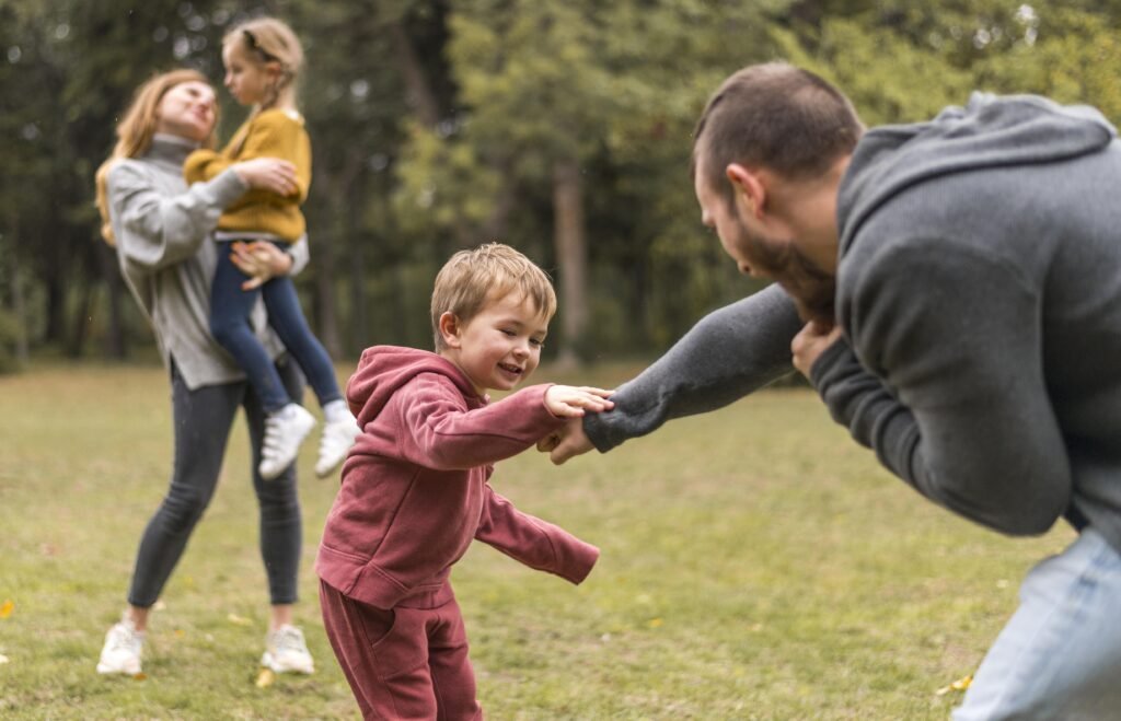 Fotos dos pais brincando com os filhos durante férias escolares