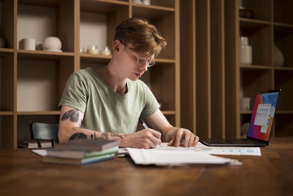 Foto de um adolescente estudando, simulando uma cultura maker