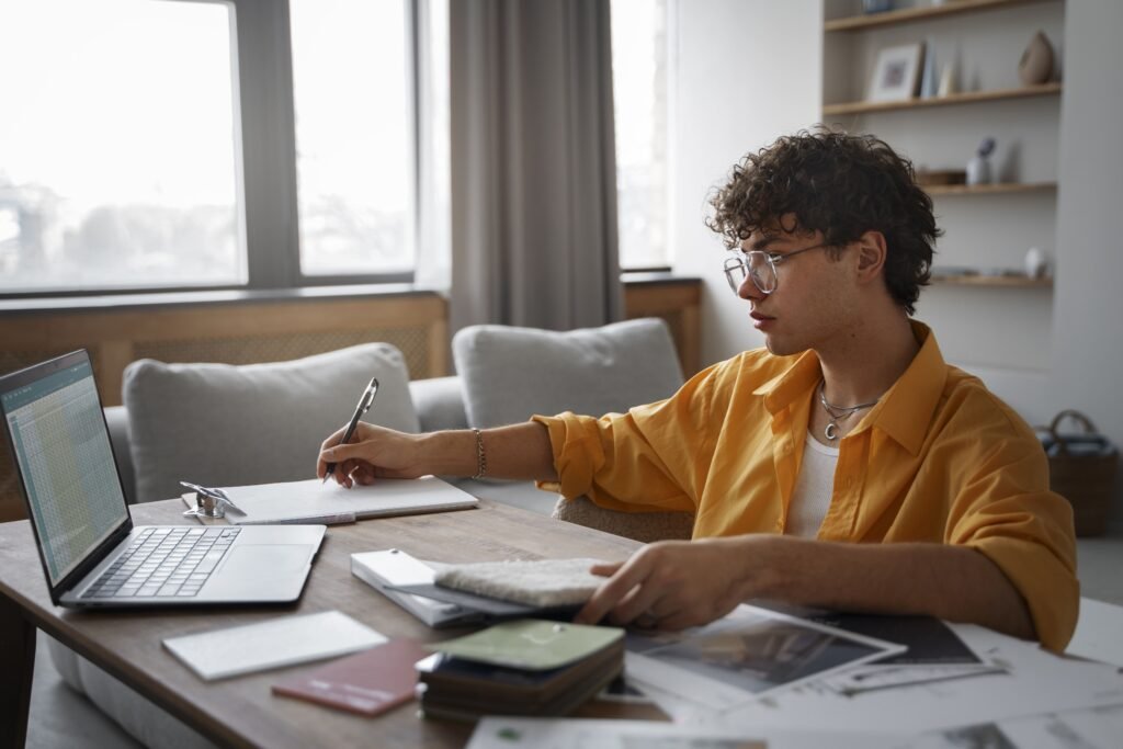 Foto de um jovem estudando em casa