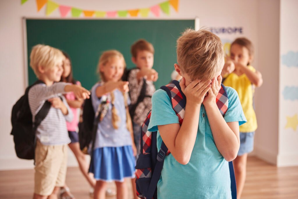 Foto de uma criança sofrendo violência escolar