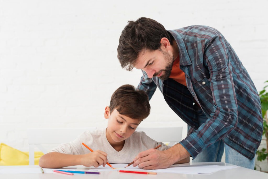 Foto de um pai participando da educação do filho