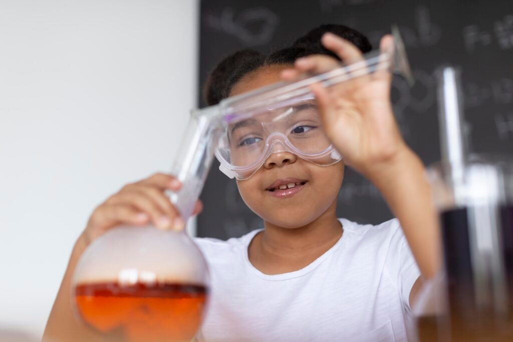 Foto de uma criança num laboratório de química