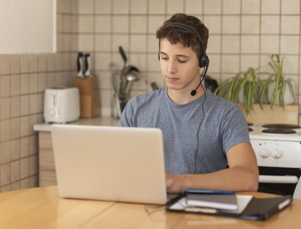 Foto de um estudante fazendo aula de inglês online