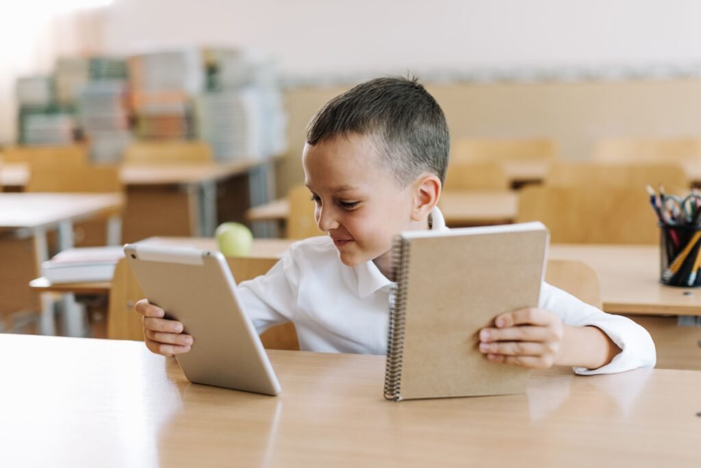 Foto de uma criança estudando no tablet