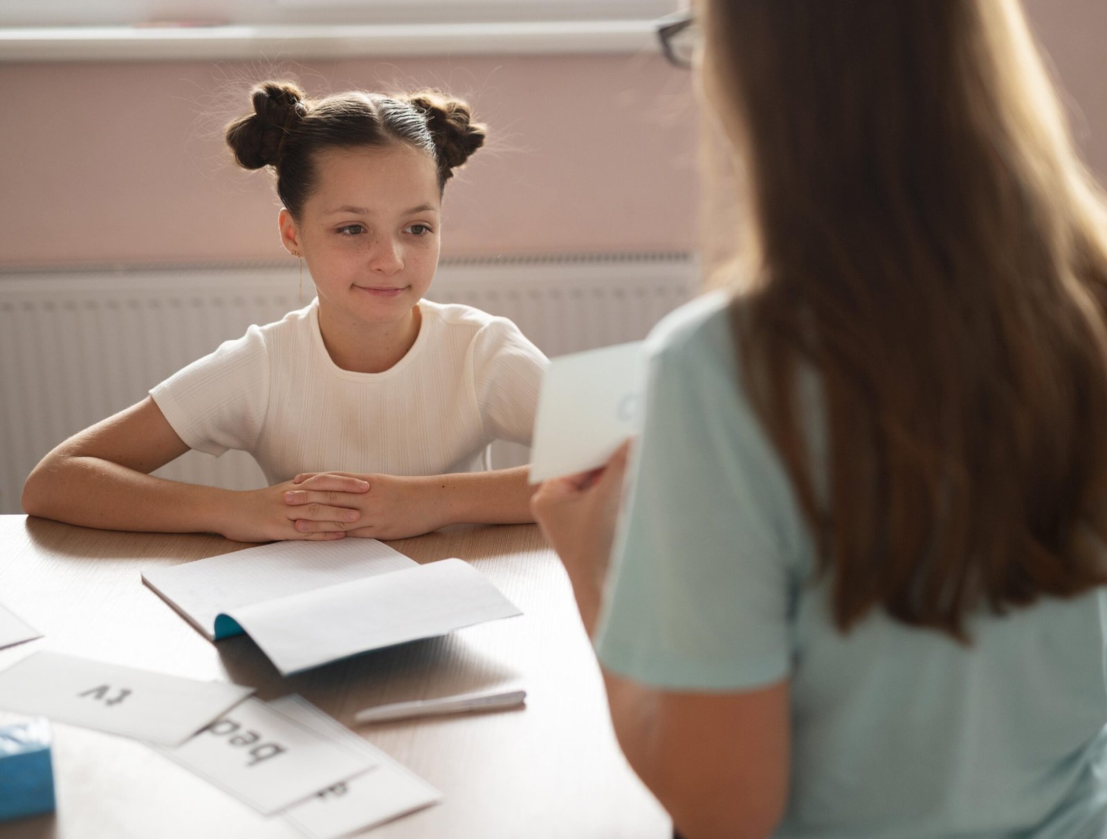 Foto de uma criança simulando uma aula com metodologia de ensino individualizado