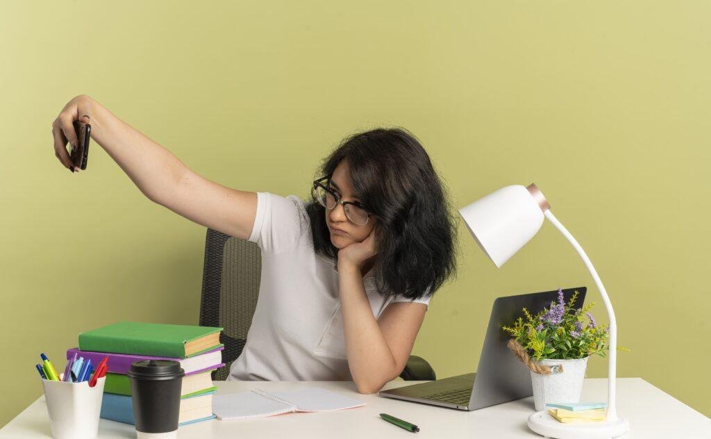 menina-enfrentando-procrastinacao-nos-estudos
